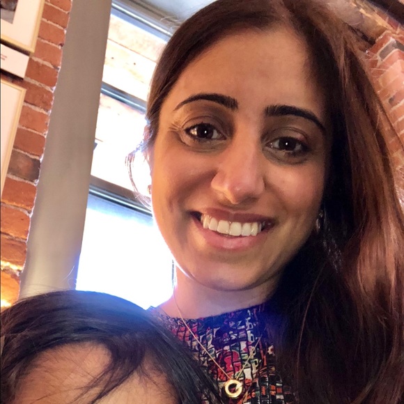 Meet your Posher, Monica - Picture 1 of 2